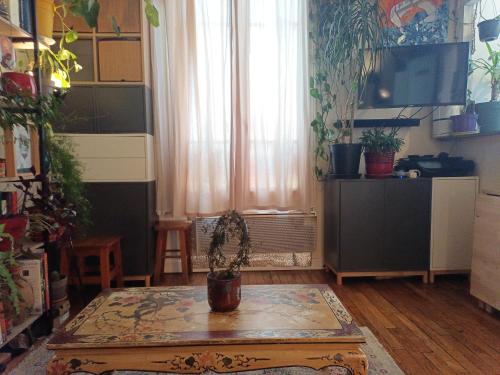 un salon avec une table basse et une télévision dans l'établissement Charmant 2 pièces à Arcueil Calme, tout équipé RER B, Maison des Examens, à Arcueil