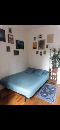 Ce lit se trouve dans un dortoir doté d'un matelas bleu. dans l'établissement Charmant 2 pièces à Arcueil Calme, tout équipé RER B, Maison des Examens, à Arcueil