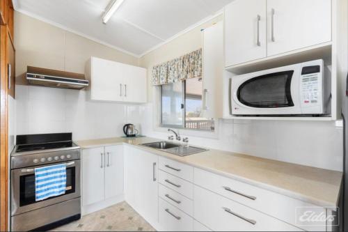 Dapur atau dapur kecil di Hide Away at the Murray Mouth