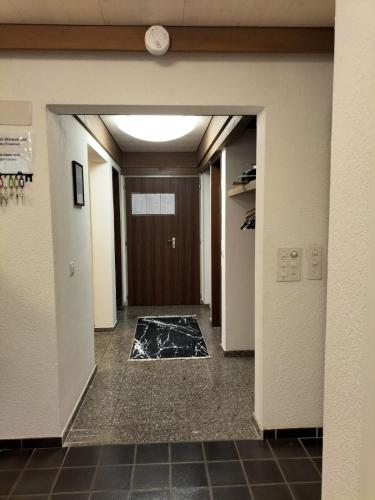 an empty hallway with a door and a tile floor at Grosszügige, charmante Wohnung in den Bergen in Breiten
