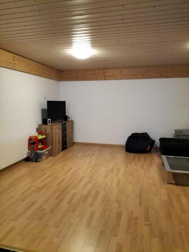 a living room with a couch and a wooden floor at Grosszügige, charmante Wohnung in den Bergen in Breiten