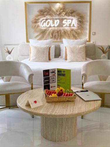 Χώρος καθιστικού στο Private suite with jacuzzi sauna and garden