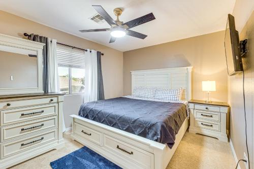 Un dormitorio con una cama y un ventilador de techo. en 8 Mi to Dtwn Casa Grande Poolside Paradise!, en Casa Grande