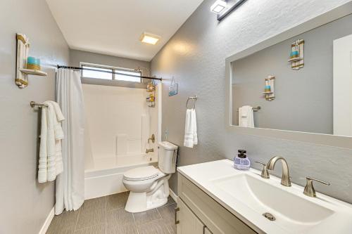 Un baño con lavabo, inodoro y espejo. en 8 Mi to Dtwn Casa Grande Poolside Paradise!, en Casa Grande