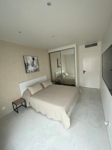 une chambre avec un grand lit et une télévision dans l'établissement Sea view apartment, à Cagnes-sur-Mer