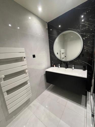une salle de bain avec un lavabo et un miroir dans l'établissement Sea view apartment, à Cagnes-sur-Mer