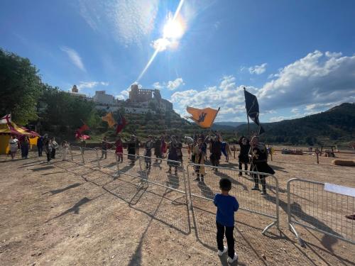 a group of people flying kites over a fence at Ignis Rural Apartment - Casillas Valle de Ayora in Jalance
