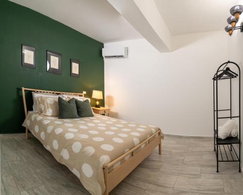 a bedroom with a bed and a green wall at Llevadero - Utuado in Utuado