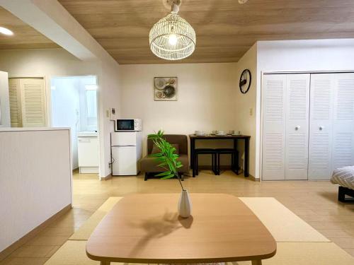 a living room with a table and a kitchen at a404涉谷区域 乘电车4分钟到达新宿 巴士直达涉谷步行到西新宿五丁目8分钟 max6 in Tokyo
