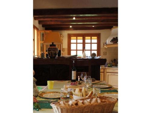 une cuisine avec une table et un panier de nourriture dans l'établissement Villa in La Croix Valmer with Wifi, à La Croix-Valmer