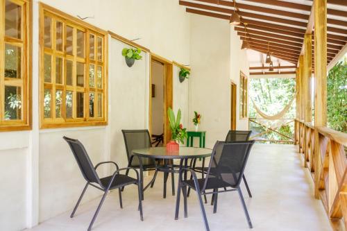a dining room with a table and chairs at Villa Piňa dorada dependencia del hotel Casa Merlin in Puerto Viejo