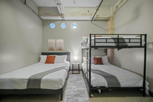 Postel nebo postele na pokoji v ubytování Stunning Downtown Apartment with Pool, Laundry, Parking