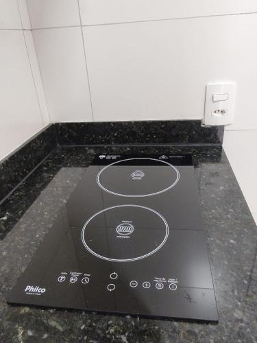 a stove top oven sitting on top of a counter at Kitnet 01 familiar individual in Palmas