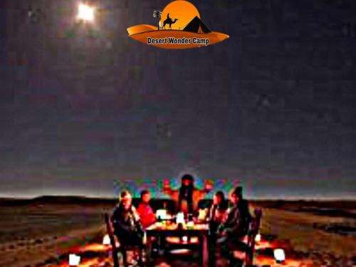 Επισκέπτες που μένουν στο Luxury Desert Wonder Camp