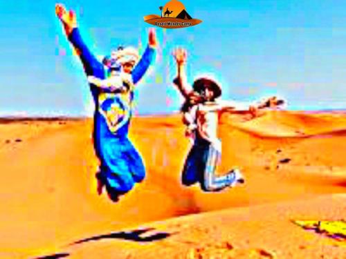 Επισκέπτες που μένουν στο Luxury Desert Wonder Camp