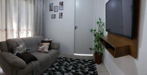 Μια τηλεόραση ή/και κέντρο ψυχαγωγίας στο Chácara charmosa com piscina, campo de futebol