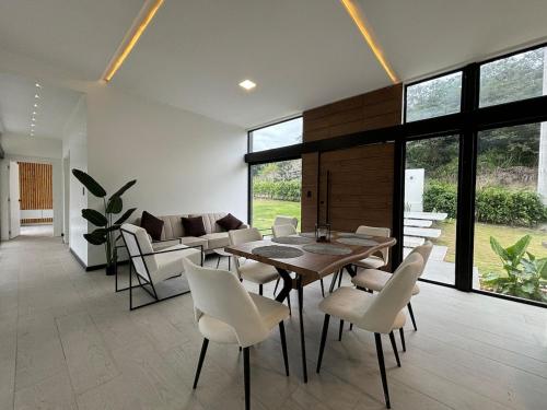 Ein Sitzbereich in der Unterkunft Casa de lujo con piscina en Malacatos