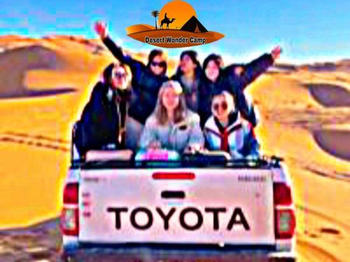 Επισκέπτες που μένουν στο Luxury Desert Wonder Camp