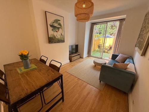 Χώρος καθιστικού στο Lovely 4 BR House in Southfields near Wimbledon