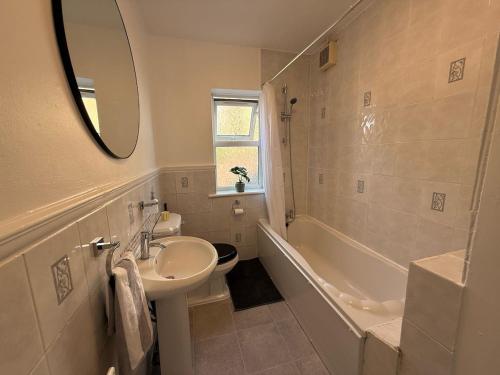 Ένα μπάνιο στο Lovely 4 BR House in Southfields near Wimbledon
