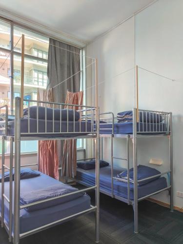 Postel nebo postele na pokoji v ubytování Metro Adventurer Backpackers