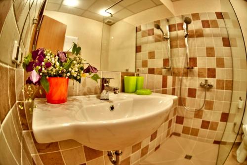 Un baño de Holiday Homes Chudna