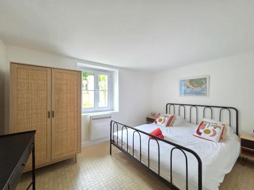 a bedroom with a bed and a window at Maison typique 2 chambres, jardinet privé, à 200m plage et commerces - Saint Brevin les Pins - FR-1-364-133 in Saint-Brevin-les-Pins