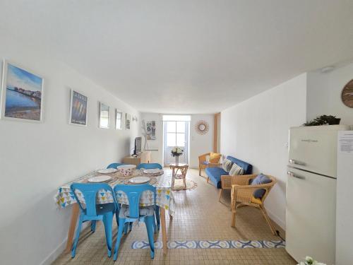 une cuisine et un salon avec une table et des chaises dans l'établissement Maison typique 2 chambres, jardinet privé, à 200m plage et commerces - Saint Brevin les Pins - FR-1-364-133, à Saint-Brévin-les-Pins