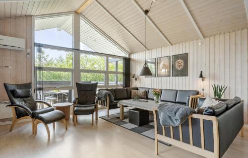 Khu vực ghế ngồi tại Five-Bedroom Holiday Home Tarm With A Fireplace 03