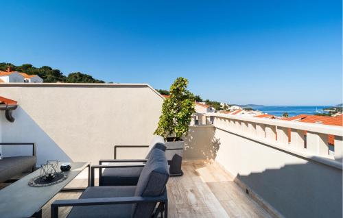 un balcon avec deux chaises et une plante en pot dans l'établissement 2 Bedroom Lovely Apartment In Hvar, à Hvar