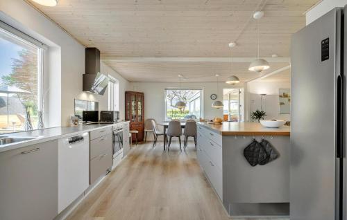 Nice Home In Sønder Felding With Saunaにあるキッチンまたは簡易キッチン