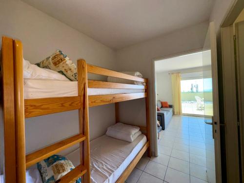 Cet appartement comprend une chambre avec deux lits superposés et un salon. dans l'établissement Appartement T2 Cabine - Terrasse - Face Mer - 4 Pers - Parking - FR-1-323-451, à Saint-Hilaire-de-Riez