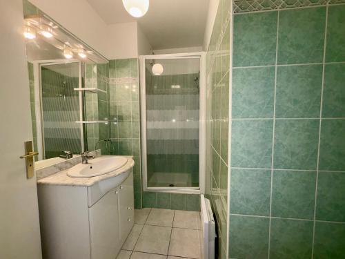 une salle de bain avec un lavabo et une douche dans l'établissement Appartement T2 Cabine - Terrasse - Face Mer - 4 Pers - Parking - FR-1-323-451, à Saint-Hilaire-de-Riez