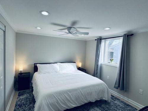 Ένα ή περισσότερα κρεβάτια σε δωμάτιο στο 2 Bedroom Apt 5 min from Metro Pike n Rose