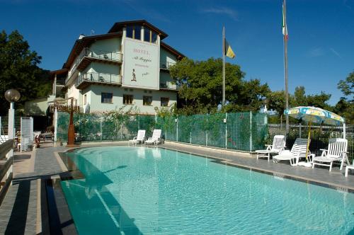 uma grande piscina com cadeiras e um edifício em Hotel Al Poggio em Sestola