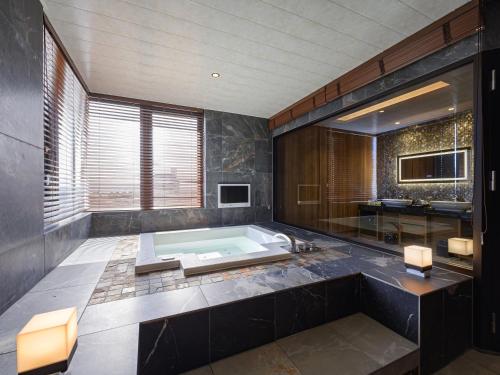 Postel nebo postele na pokoji v ubytování HOTEL The KAISER-全室人工ラドン温泉ホテル-