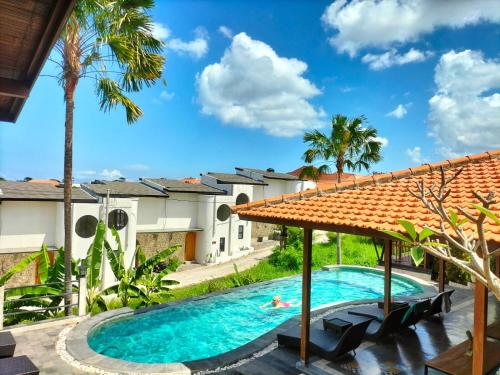 チャングーにあるLa Pan Nam Exotic Villas and Spaのヤシの木が茂るヴィラ内のスイミングプール