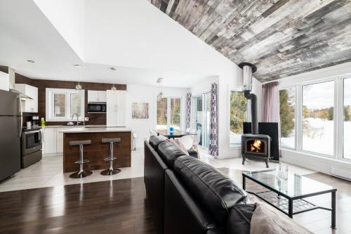 Η κουζίνα ή μικρή κουζίνα στο Chalet Bouleau, Spa, Lac, foyer