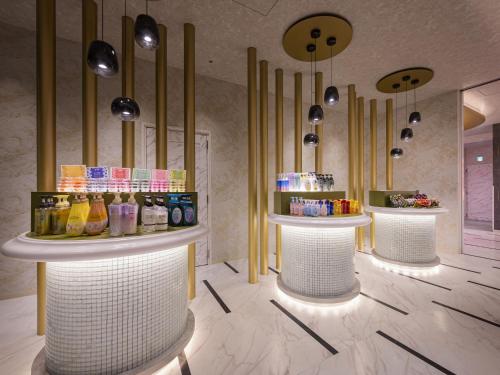 a store with two tables with drinks on them at HOTEL The KAISER -全室人工ラドン温泉- in Kanie