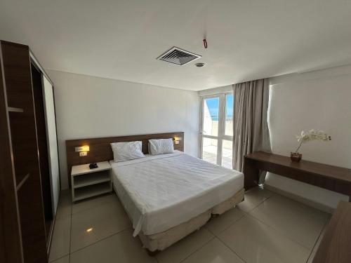 una habitación de hotel con una cama y una ventana en Bela Hospedagem - Imperial Flat - Beira mar de Tambaú, en João Pessoa