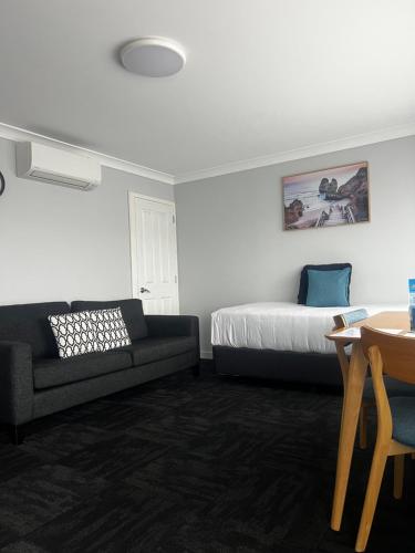 Ένα ή περισσότερα κρεβάτια σε δωμάτιο στο ASURE Surrey Court Motel Invercargill