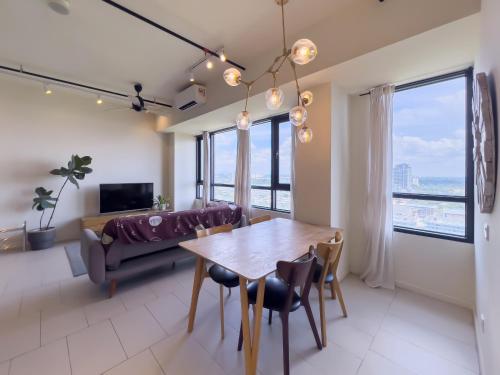 Una televisión o centro de entretenimiento en Tamarind Luxury Condominiums, Cyber Jaya- Smarthome