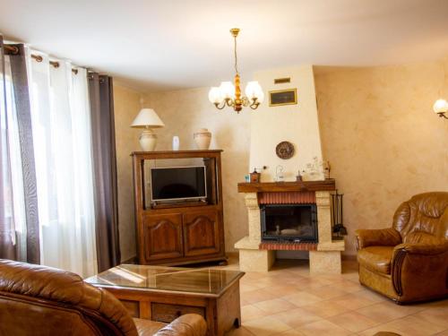 a living room with a television and a fireplace at Maison familiale rénovée avec jardin, idéale pour 6 pers., proche forêt et activités, animaux acceptés - FR-1-616-4 in Saint-Michel-de-Double