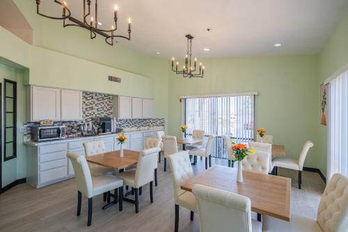 a kitchen and dining room with a table and chairs at Hotel Rising in Phoenix