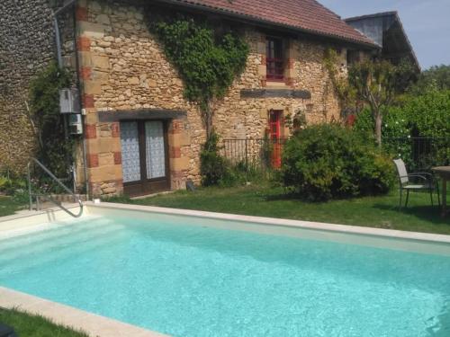 une maison avec une piscine devant une maison dans l'établissement Maison avec jardin, WiFi, animaux acceptés, parking à Beynac - FR-1-616-39, à Beynac-et-Cazenac