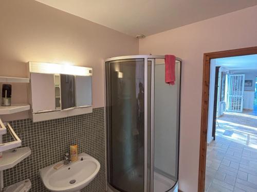 une salle de bain avec douche et lavabo dans l'établissement Villa dans les pins, proche plage, animaux admis - FR-1-22-371, à La Tranche-sur-Mer