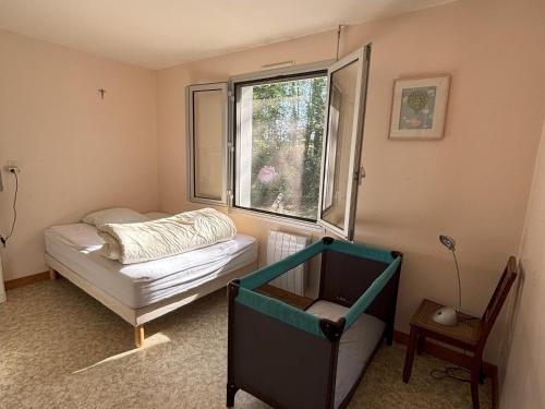 une petite pièce avec un lit et une fenêtre dans l'établissement Villa dans les pins, proche plage, animaux admis - FR-1-22-371, à La Tranche-sur-Mer