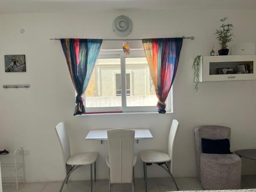 Posezení v ubytování Bohemian suite penthouse close to Sliema and Valletta