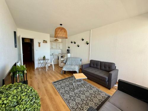 un salon avec un canapé et une table dans l'établissement Studio à St Jean de Monts, accès plage, 3 pers, balcon - FR-1-652-48, à Saint-Jean-de-Monts