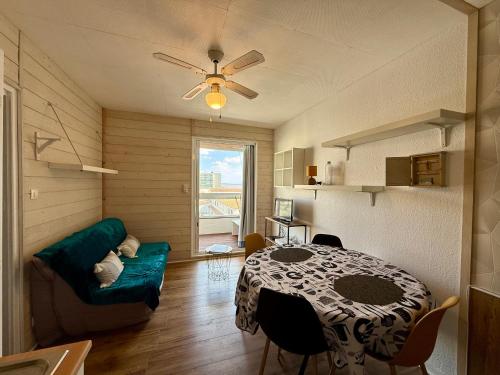 un salon avec une table et un canapé dans l'établissement Appartement au bord de la mer avec parking à Saint-Hilaire-de-Riez - FR-1-652-55, à Saint-Hilaire-de-Riez